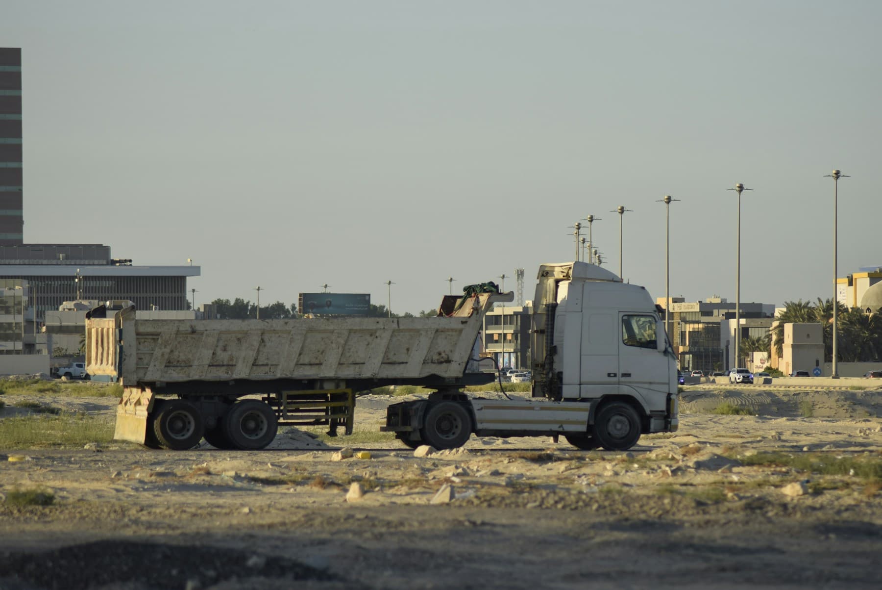 Dump trailer with raised bed